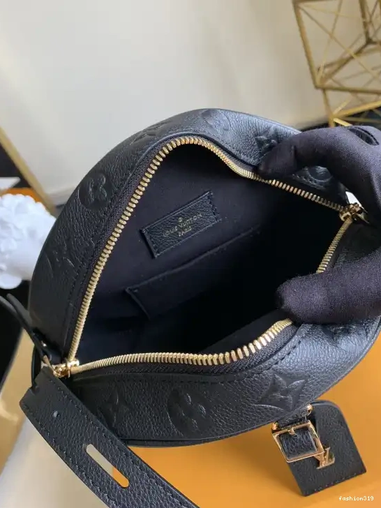 LOUIS CHAPEAU BOITE MM VUITTON SOUPLE 0412